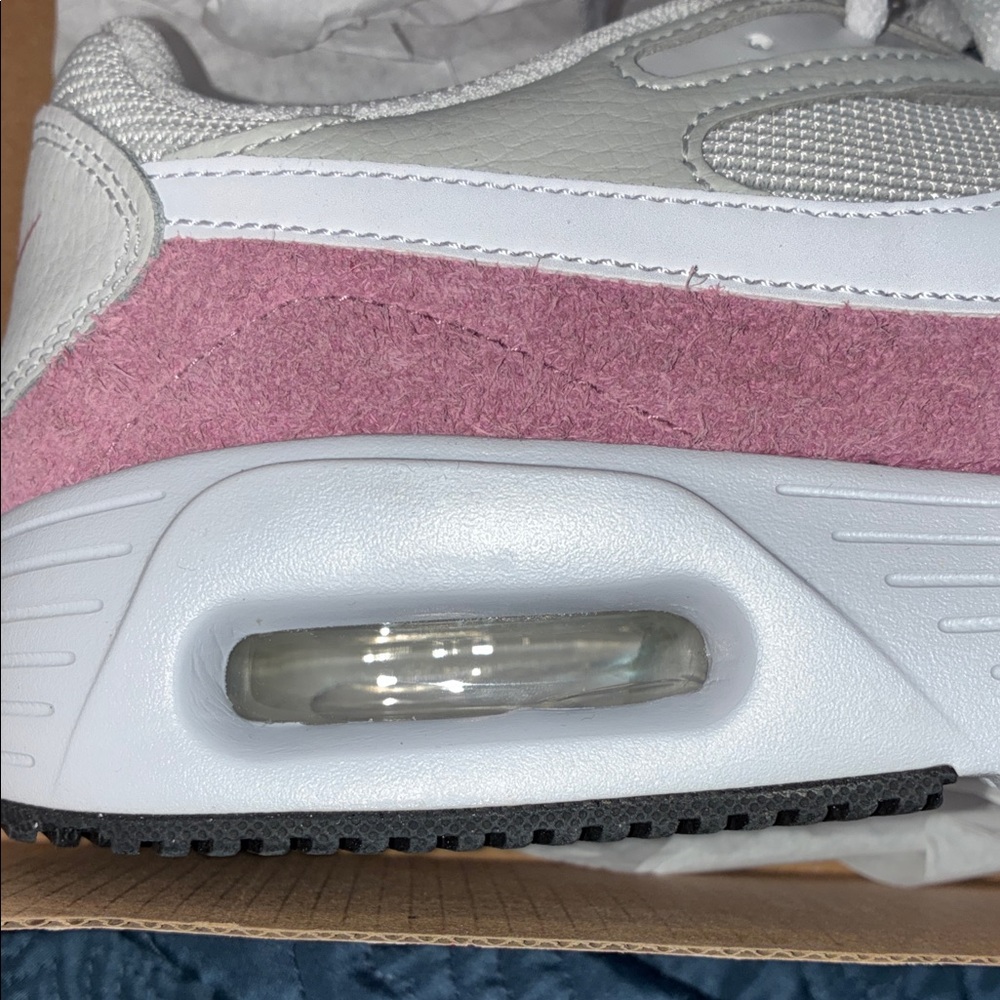 Nike Women's Sneakers in White and Pink - Picture 9 of 9